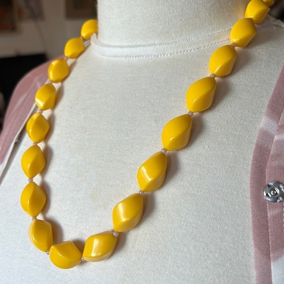 Vintage Acrylic Yellow and Pink Vintage Beaded Twirly Spiral Necklace with clasp - Picture 2 of 6